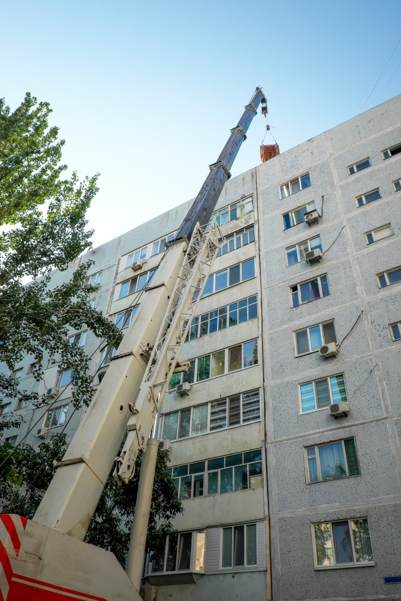 Why Should You Choose a Commercial HVAC Company with Cranes and Aerial Lifts?